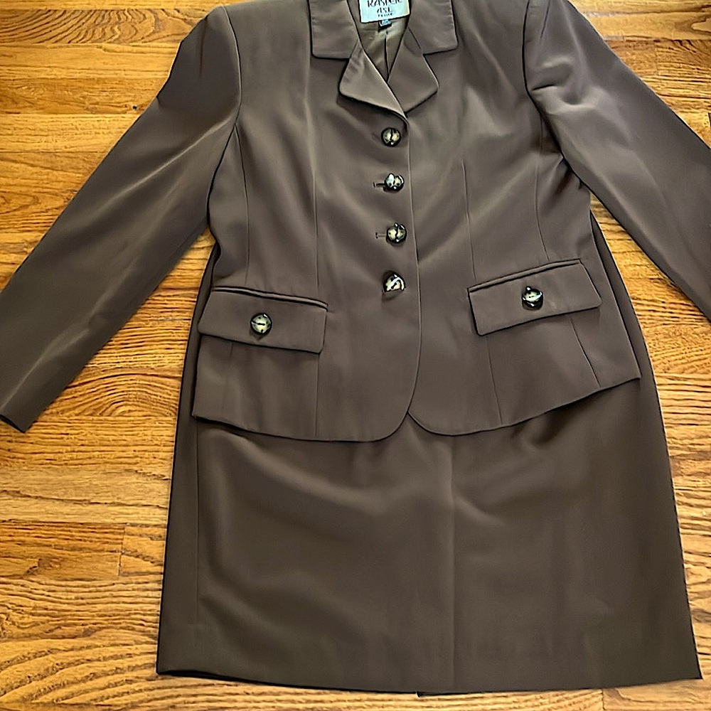 KasperASL Skirt Suit 10P.Fall color yet good forall seasons.Excellent condition.